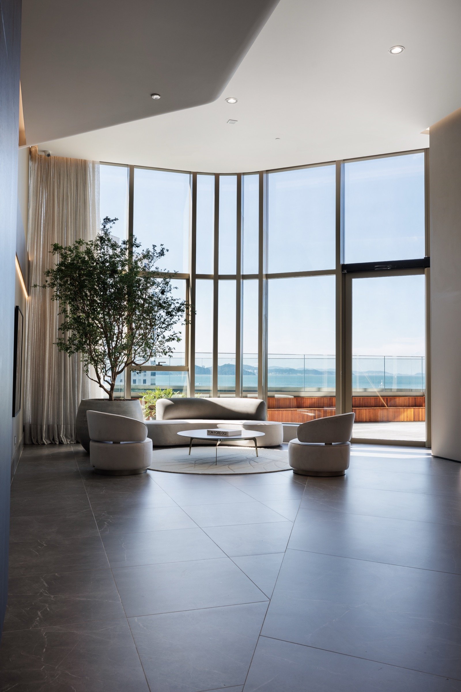 Yachthouse — Entretenimento